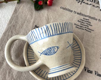 Handgeschilderde blauwe vismok en schotelset | Mediterraans rustiek aardewerk | Koffiemok met groot handvat, 370 ml