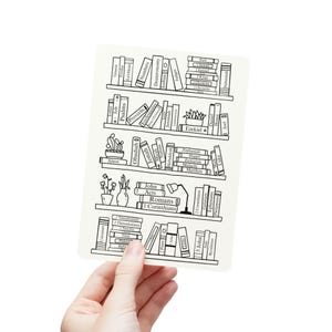 Puede incluir: Una ilustración en blanco y negro de una estantería llena de libros que representan los libros de la Biblia. Los libros están etiquetados con sus títulos, como Génesis, Éxodo, Levítico, Números, Deuteronomio, Josué, Jueces, Rut, 1 Samuel, 2 Samuel, 1 Reyes, 2 Reyes, 1 Crónicas, 2 Crónicas, Esdras, Nehemías, Ester, Job, Salmos, Proverbios, Eclesiastés, Cantar de los Cantares, Isaías, Jeremías, Lamentaciones, Ezequiel, Daniel, Oseas, Joel, Amós, Abdías, Jonás, Miqueas, Nahúm, Habacuc, Sofonías, Hageo, Zacarías, Malaquías, Mateo, Marcos, Lucas, Juan, Hechos, Romanos, 1 Corintios, 2 Corintios, Gálatas, Efesios, Filipenses, Colosenses, 1 Tesalonicenses, 2 Tesalonicenses, 1 Timoteo, 2 Timoteo, Tito, Filemón, Hebreos, Santiago, 1 Pedro, 2 Pedro, 1 Juan, 2 Juan, 3 Juan, Judas y Apocalipsis.