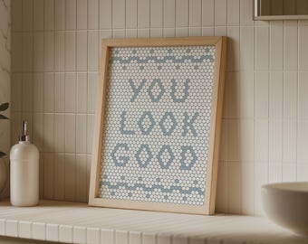 Impresiones de arte de pared de mosaico para baño con "You Look Good", descarga digital de arte para tocador, arte de baño vintage, decoración de baño, arte retro azul