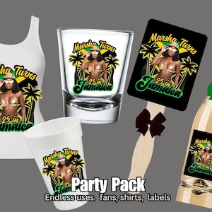 Può includere: Party pack con canotta bianca, bicchierino, ventaglio, tazza e bottiglia con etichette. Ogni articolo mostra una donna in bikini, occhiali da sole e cappello, con la scritta "Marsha Turns 25 in Jamaica."