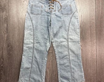 Pantalones capri vaqueros de mezclilla lavado claro con cordones frontales, estilo vintage Y2K, corte cropped y detalle de costura, talla 30W