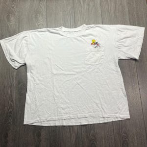 Camiseta vintage de Loony Tunes con bolsillo bordado de Cartoon Network, cuadrada, mediana, blanca, de una sola puntada