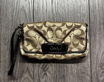 Pochette Coach Signature in jacquard color kaki, oro e marrone verniciato, stile Y2K, modello A3