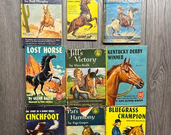 Pode incluir: Uma coleção de dez livros infantis vintage sobre cavalos. Os livros têm capas coloridas com ilustrações de cavalos e cavaleiros. Os títulos incluem "Wild Stallion", "Mustang", "Indian Paint", "Lost Horse", "Jill's Victory", "Kentucky Derby Winner", "Cinchfoot", "Pat's Harmony" e "Bluegrass Champion".