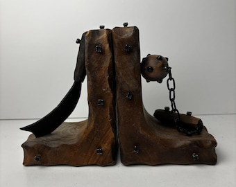 Sujetalibros medievales brutalistas de madera vintage con forma de mayal, cimitarra y maza con pinchos, decoración gótica.