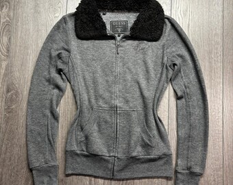 Sudadera con capucha y cremallera gris estilo Y2K para mujer, talla pequeña, de Guess Los Angeles, con cuello de piel sintética y pedrería.