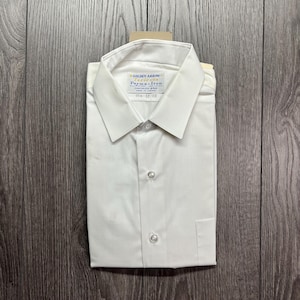 Op de afbeelding: Een opgevouwen wit overhemd met kraag en knoopsluiting. Het overhemd heeft een zak en een label met de tekst "Golden Arrow Perma-Iron". De maat van het overhemd is 16 1/2 - 32 CC.