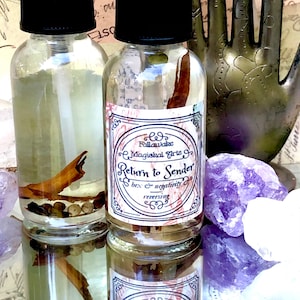 Puede incluir: Dos botellas de vidrio transparente con tapas de pulverizador negras llenas de un líquido transparente y varias hierbas y especias. Las botellas tienen etiquetas que dicen "Fallawake Magickal Arts Return to Sender bex & negativity reversing".