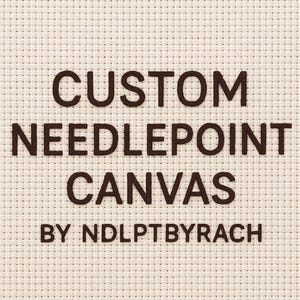 Op de afbeelding: Close-up van een beige naaldkunst canvas met donkerbruine tekst. De tekst luidt "CUSTOM NEEDLEPOINT CANVAS" en "BY NDLPTBYRACH". Het canvas heeft een rasterachtige textuur, ideaal voor naaldkunst projecten.