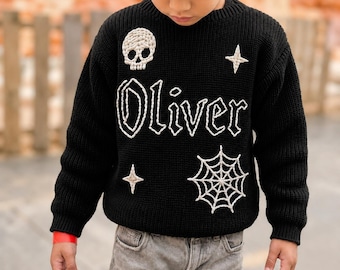Suéter gótico con nombre para bebé, suéter personalizado bordado a mano con calavera y telaraña, regalo de Halloween para bebé, suéter de punto personalizado espeluznante para recién nacido