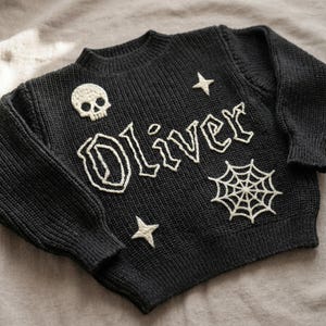 Suéter gótico con nombre para bebé, suéter de punto gótico personalizado, regalo para bebé bordado a mano, suéter de calavera personalizado para niño pequeño, regalo de primer cumpleaños