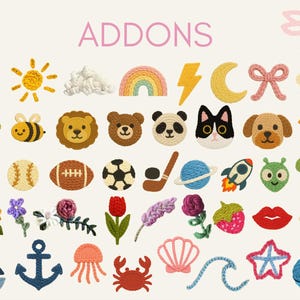 Puede incluir: Una colecci&oacute;n de parches y apliques bordados coloridos, que incluyen una estrella, un sol, un arco&iacute;ris, animales, balones deportivos, flores y dise&ntilde;os n&aacute;uticos. La palabra "ADDONS" se muestra en texto rosa en la parte superior.