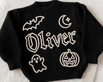 Suéter de bebé personalizado para Halloween, conjunto gótico con nombre bordado para niño pequeño, suéter de punto con murciélagos y calabazas espeluznantes, regalo gótico moderno para baby shower.