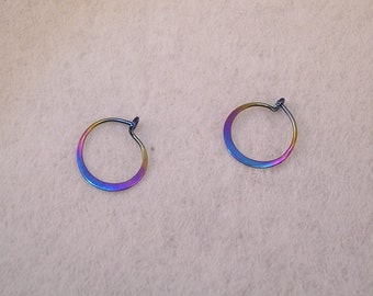 Cerceaux. Boucles d’oreilles Tiny Sleeper Hoop dans Hypoallergenic Rainbow Niobium