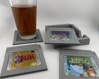 Kundenspezifisches Retro Gaming-Untersetzer-Set mit Konsolenhalter - Personalisierte Getränkeuntersetzer für Gamer, 3D-gedrucktes Nerdy-Wohnkulturgeschenk