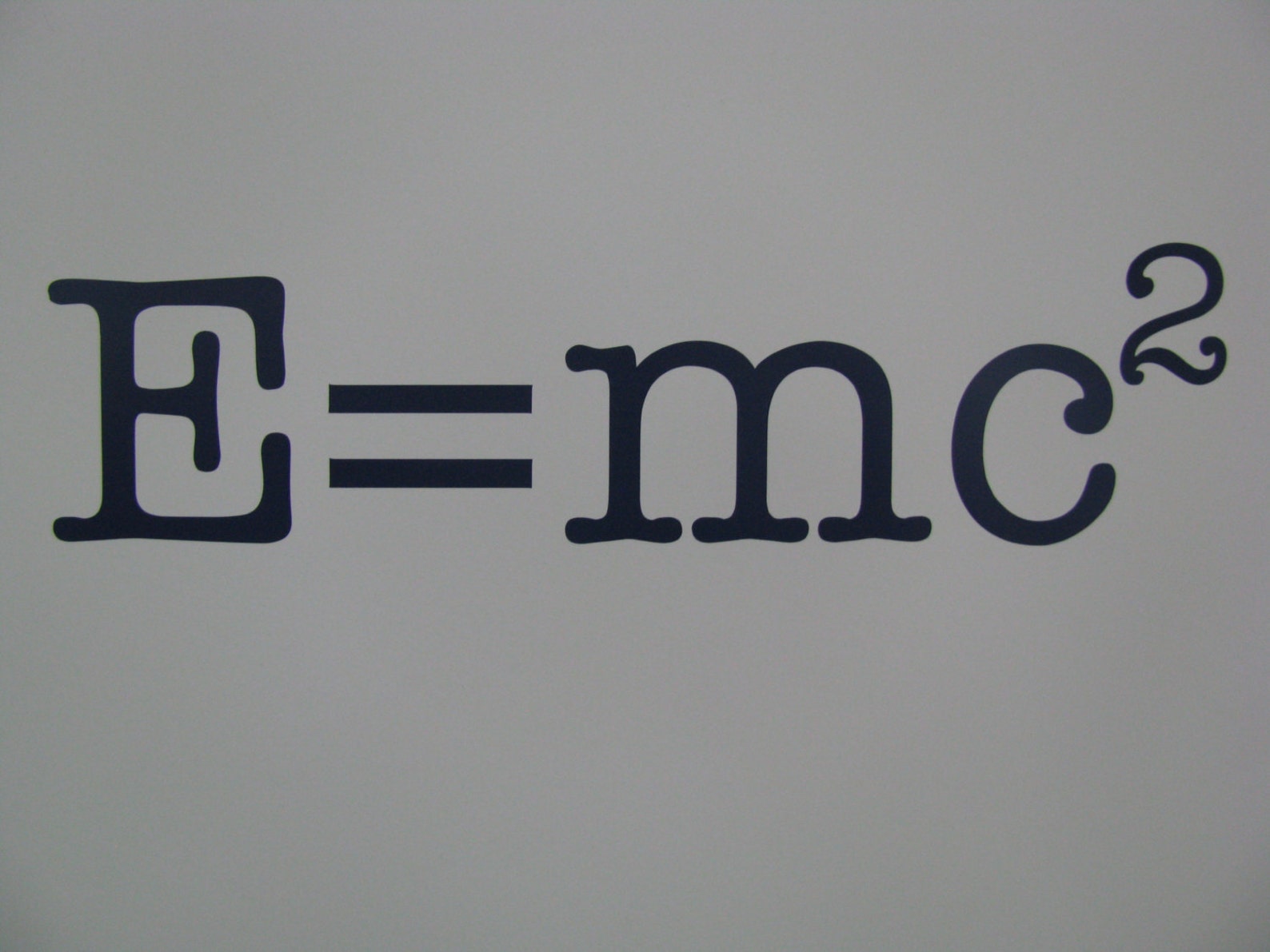 Е равно мс. Формула Эйнштейна e mc2. Формула е мс2. Формула е mc2 расшифровка. Уравнение Эйнштейна е мс2.