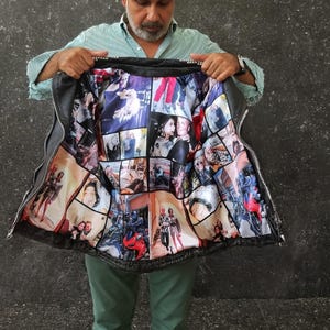 Könnte beinhalten: Schwarze Lederjacke mit silbernem Reißverschluss und bedrucktem Innenfutter. Das Innenfutter zeigt eine Collage von Fotos in verschiedenen Größen und Farben. Die Jacke wird offen gehalten, um das Design zu zeigen.