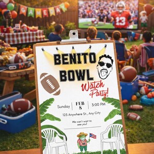 Pode incluir: Um cavalete de madeira exibe um convite para a Benito Bowl Watch Party. O convite apresenta um gráfico de futebol americano, detalhes do evento e uma ilustração de desenho animado. O fundo mostra uma reunião no quintal com uma tela grande.