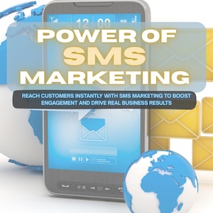 Könnte beinhalten: Digitale Illustration, die SMS-Marketing bewirbt. Ein Smartphone zeigt ein E-Mail-Symbol mit dem Text "POWER OF SMS MARKETING" in großen, fetten Buchstaben. Ein Globus und eine Wand aus gelben Umschlägen sind ebenfalls zu sehen.
