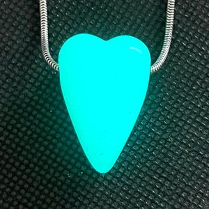 PVC Blauer Kryptonite Glow in the Dark Herz Anhänger Strontiumaluminat 30x20x15mm (5897)