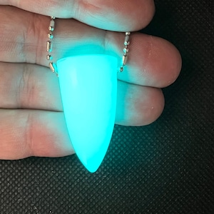 PVC Blaue Kryptonite Glow in the Dark Schildperle Strontiumaluminat 40x20x12mm (5869)