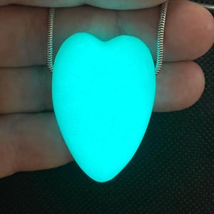 Hertz Blaue Kryptonite Glow in the Dark Herz Perle Strontiumaluminat 42x29x21 (5887)