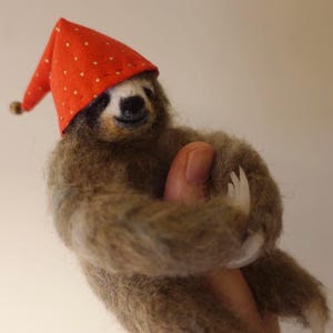 Needle Felted Sloth Miniature – Tiny Sloth Figurine | Handmade Animal Plush | Felt Sloth Desk Decor | Cute Mini Sloth Gift