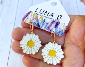 Daisy Flower Earrings - White or Yellow Petals