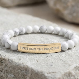 Personligt graverat stenarmband, inspirerande mantra, rostfritt stålstång