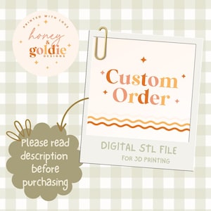 Może przedstawiać: Cyfrowy plik STL do druku 3D, ze słowami "Custom Order" w odcieniach pomarańczu i brzoskwini. Obraz zawiera tekst "Please read description before purchasing" i logo Honey & Goldie Designs.