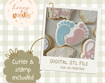 Op de afbeelding: Een digitale STL-bestand voor 3D-printen, met baby-thema koekjessnijders. De afbeelding bevat koekjes in de vorm van babyvoetjes in blauw en roze, een romper en het woord "She!" in roze glazuur. Het ontwerp bevat de tekst "Cutter & stamp included."