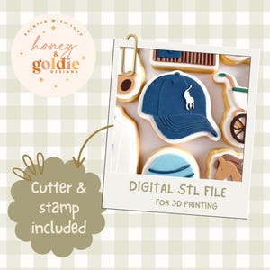 Puede incluir: Galletas con forma de gorra de béisbol azul con un logotipo blanco, presentadas en un marco estilo polaroid. La imagen incluye el texto "DIGITAL STL FILE FOR 3D PRINTING" y "Cutter & stamp included". Fondo a cuadros.