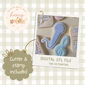 Pode incluir: Um conjunto de cortadores e carimbos de biscoitos de microfone e clave de sol azul claro. A imagem é um arquivo STL digital para impressão 3D. A imagem também inclui biscoitos com o texto "Winning Year" e "Thank you for my -NO".