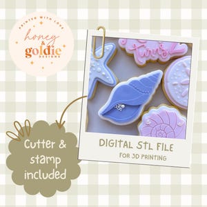 Può includere: Biscotti a forma di conchiglia con glassa blu, rosa e bianca. L'immagine è presentata in una cornice in stile polaroid, con il testo "DIGITAL STL FILE FOR 3D PRINTING". Una grafica separata indica "Cutter & stamp included."