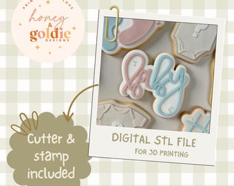 Op de afbeelding: Een digitale STL-bestand voor 3D-printen, met baby-thema koekjessnijderontwerpen. De afbeelding bevat koekjes in de vorm van babykleding en het woord "baby" in roze en blauw glazuur. Het ontwerp bevat een snijder en een stempel.