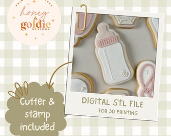 Op de afbeelding: Een digitale STL-bestand voor 3D-printen, met baby-thema koekjessnijders. De afbeelding bevat een babyfles, een slabbetje en andere vormen, allemaal met roze en witte glazuurdetails. De tekst "Cutter & stamp included" is ook zichtbaar.