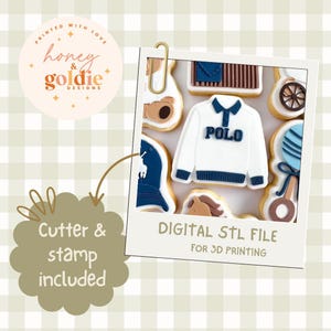 Puede incluir: Una colección de galletas de azúcar decoradas con forma de artículos para bebés, incluyendo un polo, un osito de peluche y un sonajero. Las galletas están dispuestas sobre un fondo a cuadros. La imagen incluye el texto "DIGITAL STL FILE FOR 3D PRINTING".