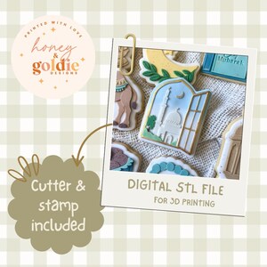 Puede incluir: Una colección de galletas decoradas con diseños intrincados, incluyendo una mezquita, un camello y una luna creciente, dispuestas sobre una superficie blanca. Las galletas se presentan en un marco estilo polaroid, con el texto "DIGITAL STL FILE FOR 3D PRINTING". La imagen también incluye el texto "Cutter & stamp included".