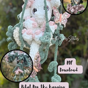 Puede incluir: Un peluche de axolotl de ganchillo hecho a mano, blanco y rosa, parte de un Snuggler Snapdragon colgante, con hojas verdes y mariposas decorativas. También es visible el texto "PDF Download".