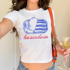 Camiseta de bebé &quot;Les Sardines&quot;, camiseta de mariscos italianos, top con estética de pescador, camiseta de verano europea, estampado de sardinas, camiseta de bebé &quot;La Dolce Vita Italia&quot;