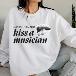 Support the art, kiss a musician, musician gift, guitar player gift, men gift, gift for him, Vintage Fashion, oversize tee, music gift