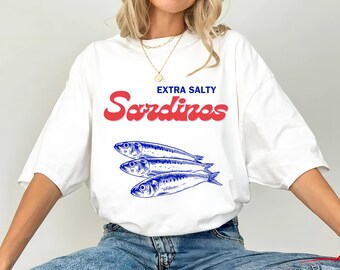Extra salta sardiner, t-shirt med sardinertryck, t-shirt med grafisk havsfisk, t-shirt med havsliv, topp med nautiskt tema, present till fiskälskare, t-shirt med marina djur