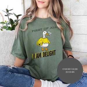 Comfort Colors® まず第一に私は喜びです Tシャツ、面白い女性用シャツ、かわいいアヒルのシャツ、皮肉なシャツ、面白い言葉のシャツ、彼女への贈り物