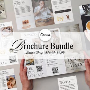 以下が含まれることがあります： 「Brochure Bundle」のテキストとCanvaのロゴが特徴の、ミニマリストデザインのパンフレットバンドル。パンフレットは、コーヒーや陶器の画像とともに、サービス、スケジュール、連絡先情報を紹介しています。