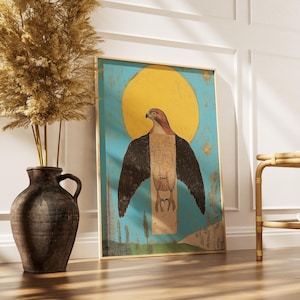 Puede incluir: Una impresión de arte mural rectangular enmarcada que presenta un halcón marrón estilizado con alas negras extendidas centrado contra un gran sol amarillo sobre un fondo azul brillante. El cuerpo del halcón se representa como un panel beige vertical con tallas jeroglíficas y símbolos de estilo egipcio antiguo, sobre un paisaje verde con árboles pequeños.