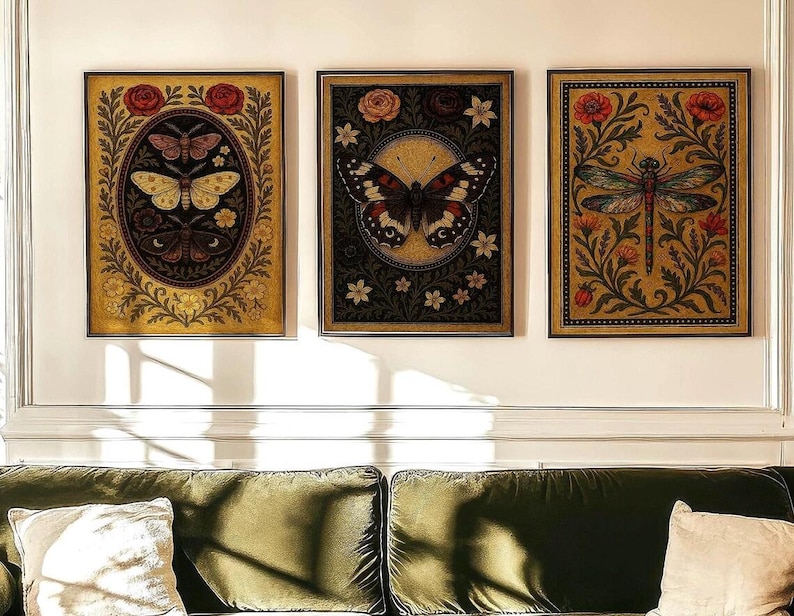 Może przedstawiać: Trzy oprawione prostokątne grafiki ścienne z ilustracjami botanicznymi i owadami. Lewa grafika przedstawia trzy ćmy, środkowa dużego motyla, a prawa ważkę, wszystkie otoczone motywami kwiatowymi.