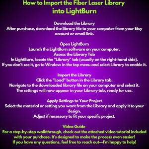 Pu&ograve; includere: Un grafico viola con testo verde e bianco spiega come importare una libreria laser a fibra in LightBurn. Le istruzioni riguardano il download, l'apertura e l'importazione della libreria, pi&ugrave; una guida video.