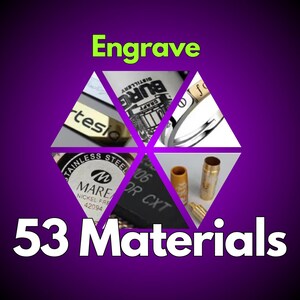 Pu&ograve; includere: Uno sfondo viola con la parola "Engrave" in verde. L'immagine &egrave; un esagono composto da sei triangoli, ognuno dei quali mostra diversi materiali incisi. Il testo "53 Materials" &egrave; in basso.