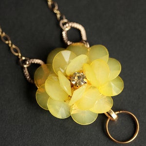 Lanière à fleurs jaunes. Collier écusson. Collier lanière jaune. Porte-badge d'identité. Insigne bijoux de lanière. Lanière dorée. image 1