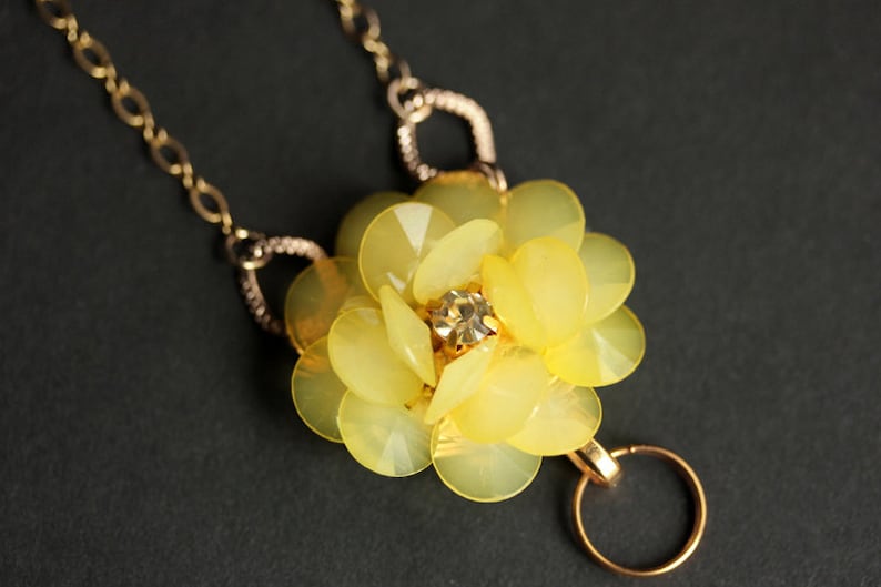 Lanière à fleurs jaunes. Collier écusson. Collier lanière jaune. Porte-badge d'identité. Insigne bijoux de lanière. Lanière dorée. image 1